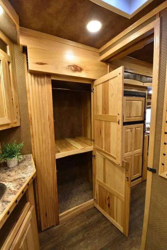 2018 Lakota Bighorn 3 Horse Living Quarters