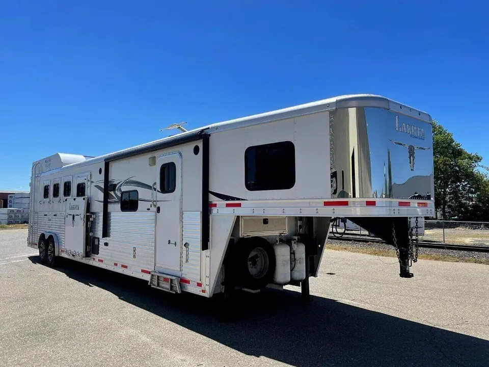 2015 Lakota Bighorn Edition 8414 4 Horse Trailer With Living Quarters