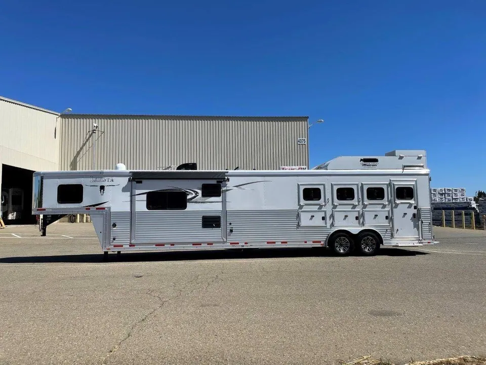 2015 Lakota Bighorn Edition 8414 4 Horse Trailer With Living Quarters