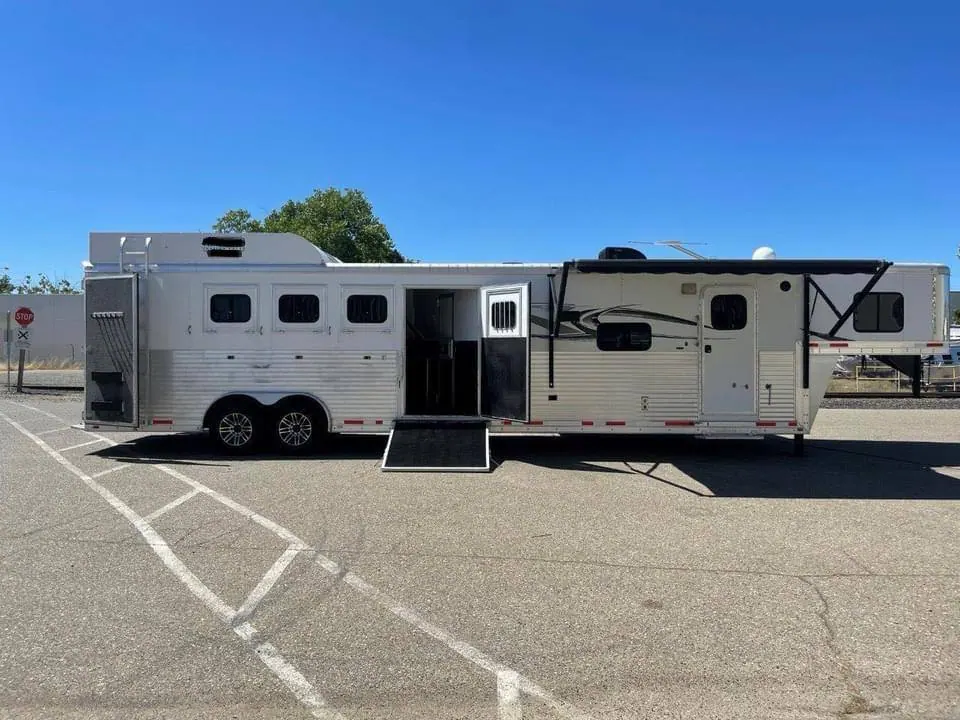 2015 Lakota Bighorn Edition 8414 4 Horse Trailer With Living Quarters