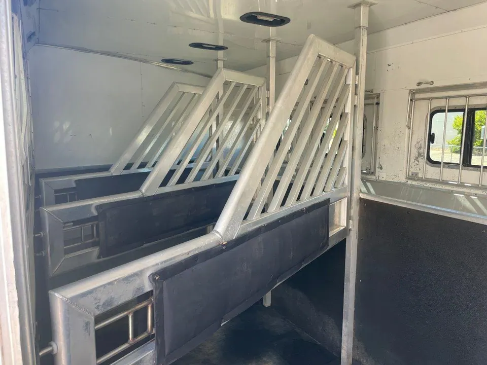 2015 Lakota Bighorn Edition 8414 4 Horse Trailer With Living Quarters