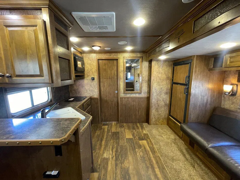2015 Lakota Bighorn Edition 8414 4 Horse Trailer With Living Quarters