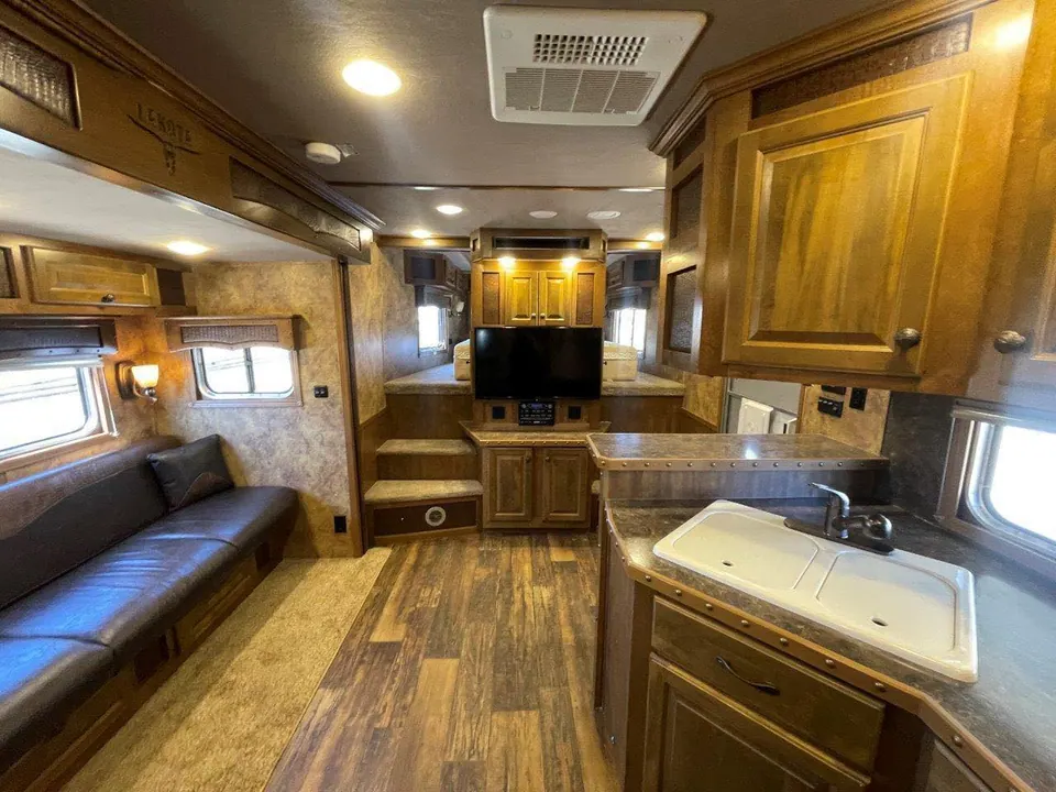 2015 Lakota Bighorn Edition 8414 4 Horse Trailer With Living Quarters