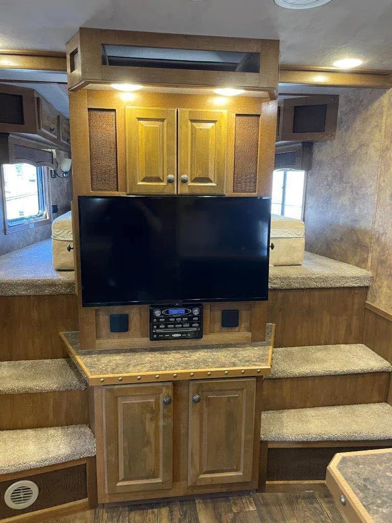2015 Lakota Bighorn Edition 8414 4 Horse Trailer With Living Quarters