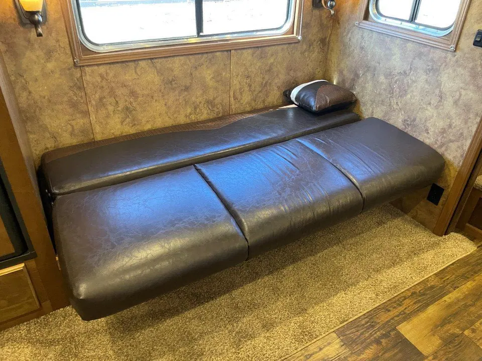 2015 Lakota Bighorn Edition 8414 4 Horse Trailer With Living Quarters