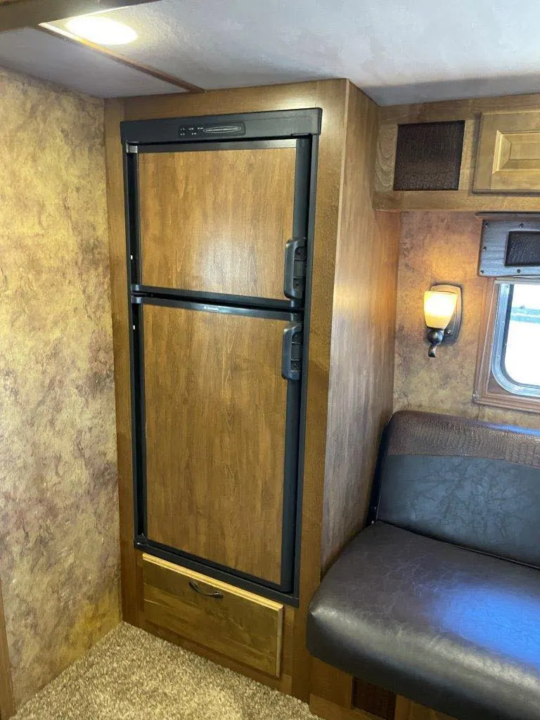 2015 Lakota Bighorn Edition 8414 4 Horse Trailer With Living Quarters