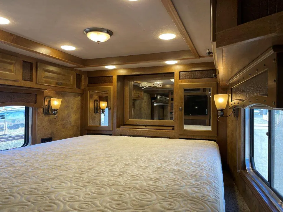 2015 Lakota Bighorn Edition 8414 4 Horse Trailer With Living Quarters
