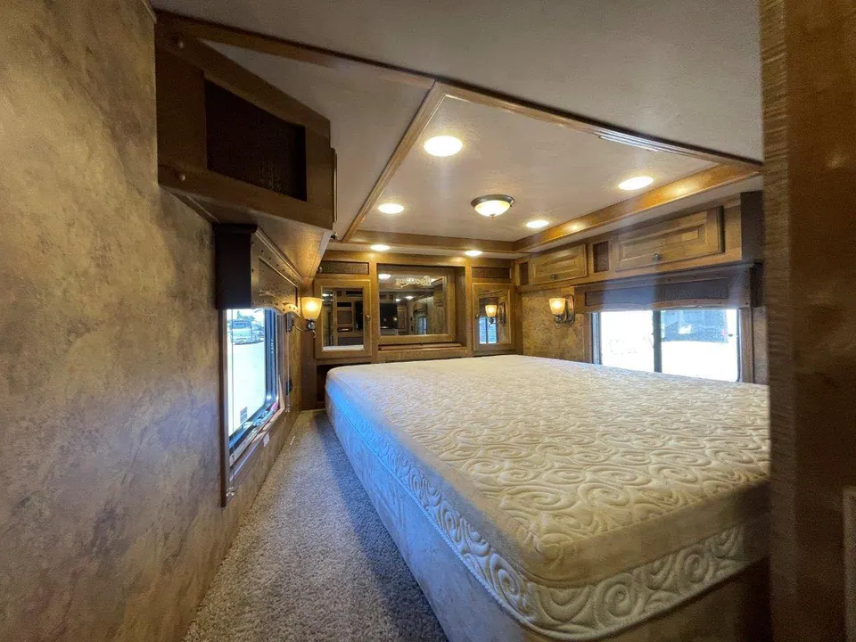 2015 Lakota Bighorn Edition 8414 4 Horse Trailer With Living Quarters