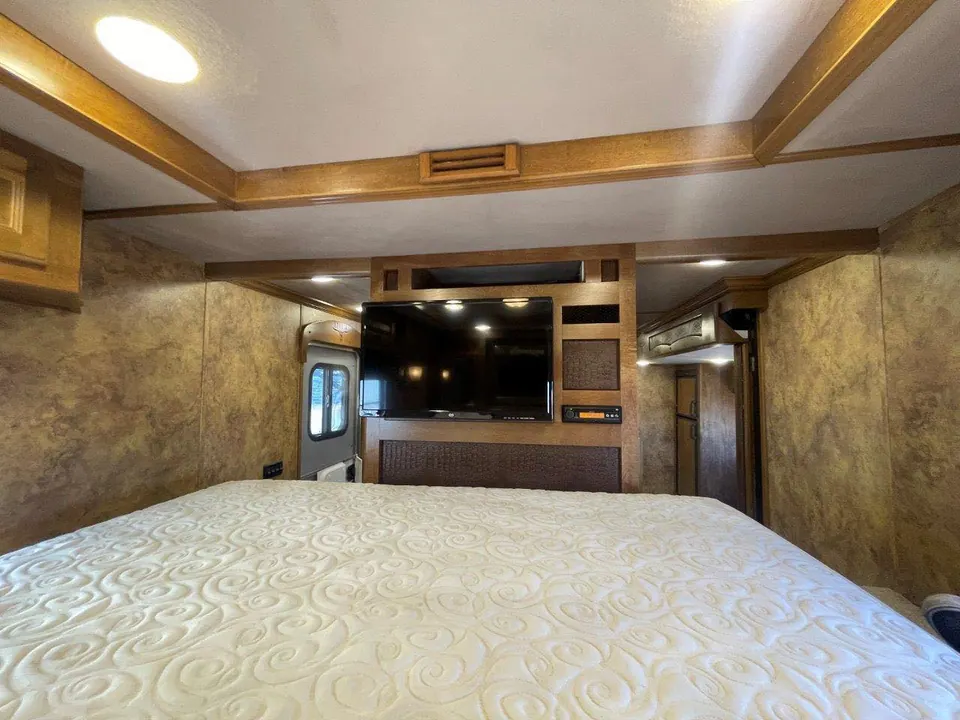 2015 Lakota Bighorn Edition 8414 4 Horse Trailer With Living Quarters
