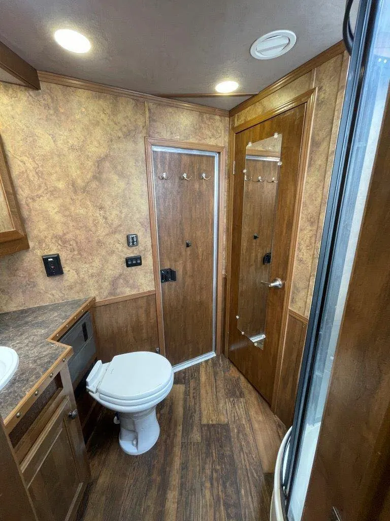 2015 Lakota Bighorn Edition 8414 4 Horse Trailer With Living Quarters