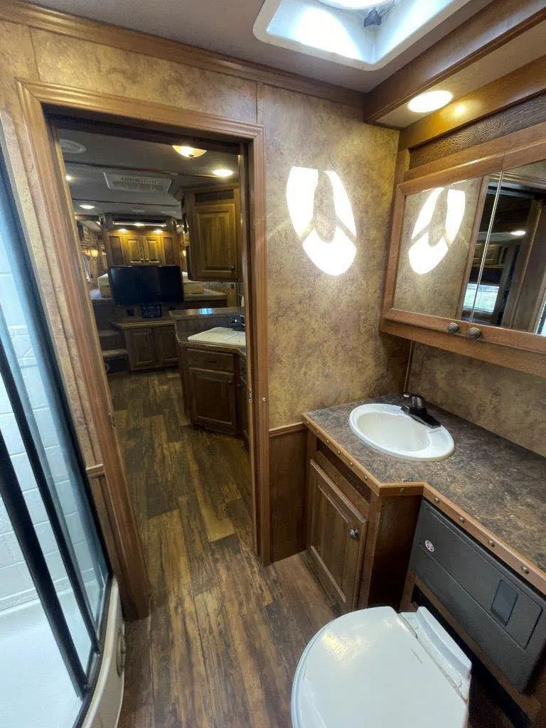 2015 Lakota Bighorn Edition 8414 4 Horse Trailer With Living Quarters