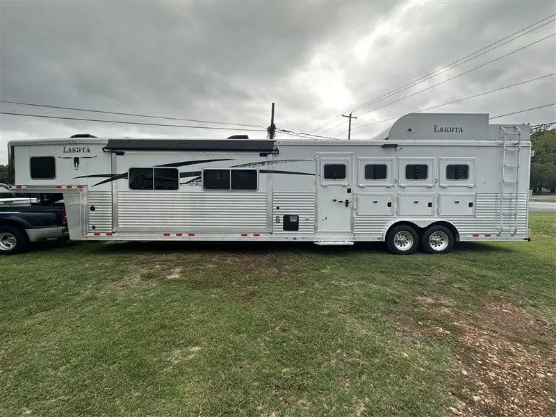2014 Lakota Bighorn 4 horse Living Quarter 17' Shortwall