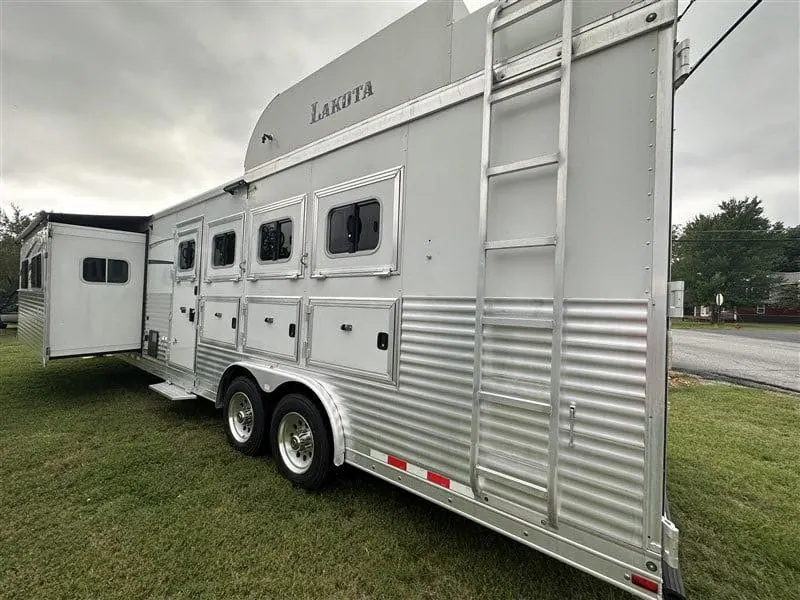 2014 Lakota Bighorn 4 horse Living Quarter 17' Shortwall