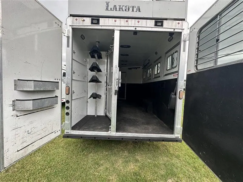 2014 Lakota Bighorn 4 horse Living Quarter 17' Shortwall