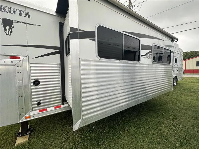 2014 Lakota Bighorn 4 horse Living Quarter 17' Shortwall