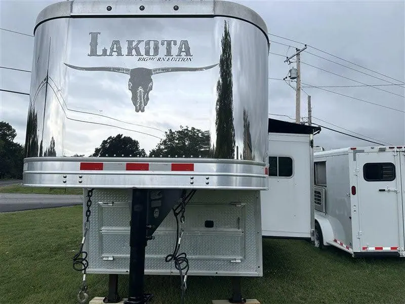 2014 Lakota Bighorn 4 horse Living Quarter 17' Shortwall