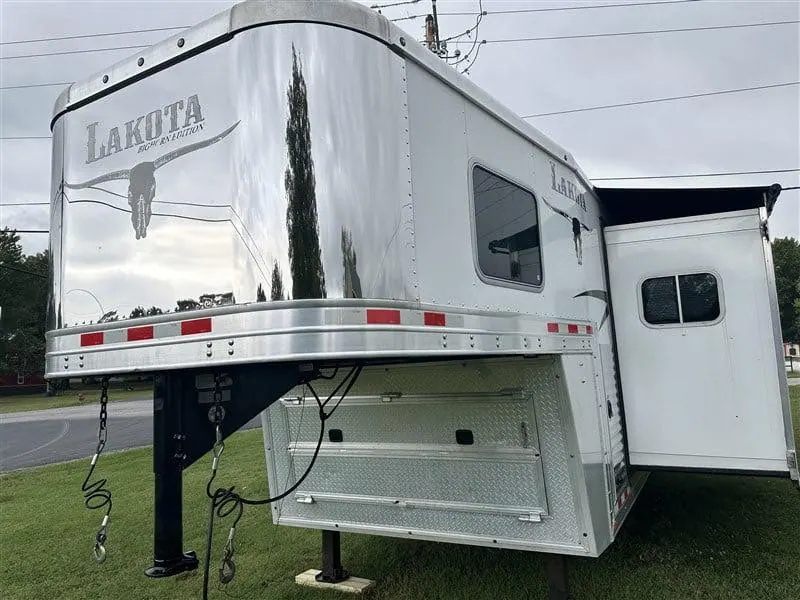 2014 Lakota Bighorn 4 horse Living Quarter 17' Shortwall