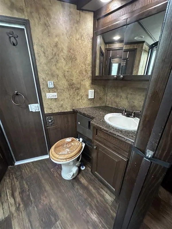 2014 Lakota Bighorn 4 horse Living Quarter 17' Shortwall