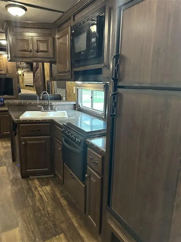 2014 Lakota Bighorn 4 horse Living Quarter 17' Shortwall