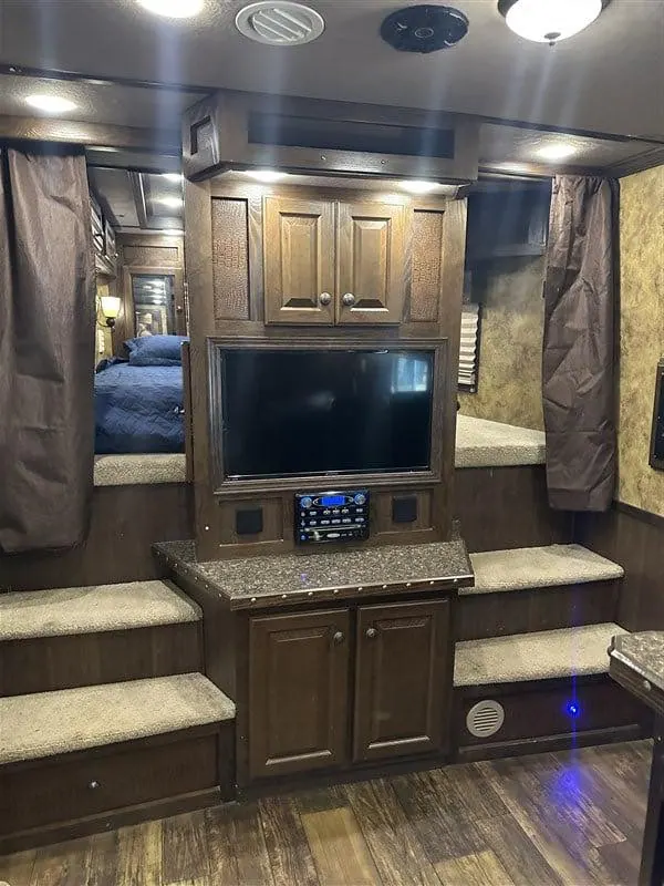 2014 Lakota Bighorn 4 horse Living Quarter 17' Shortwall
