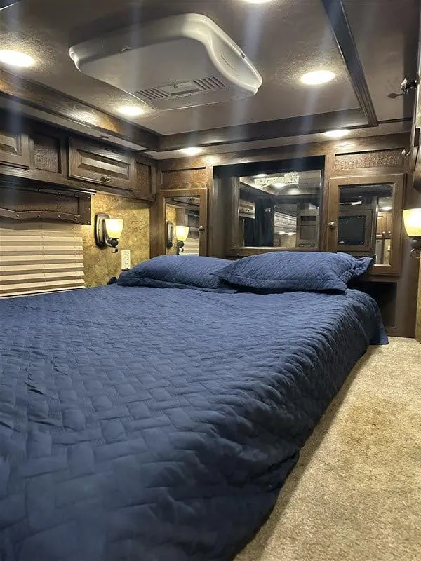 2014 Lakota Bighorn 4 horse Living Quarter 17' Shortwall