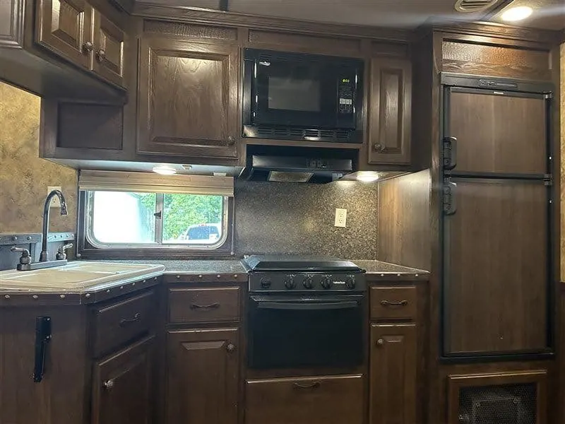 2014 Lakota Bighorn 4 horse Living Quarter 17' Shortwall