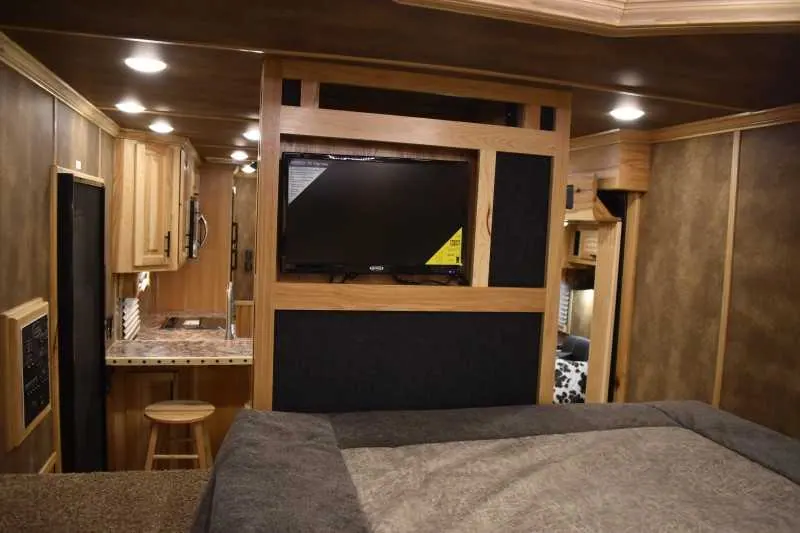 2021 Lakota Bighorn 8418GLQUG 4 Horse Trailer
