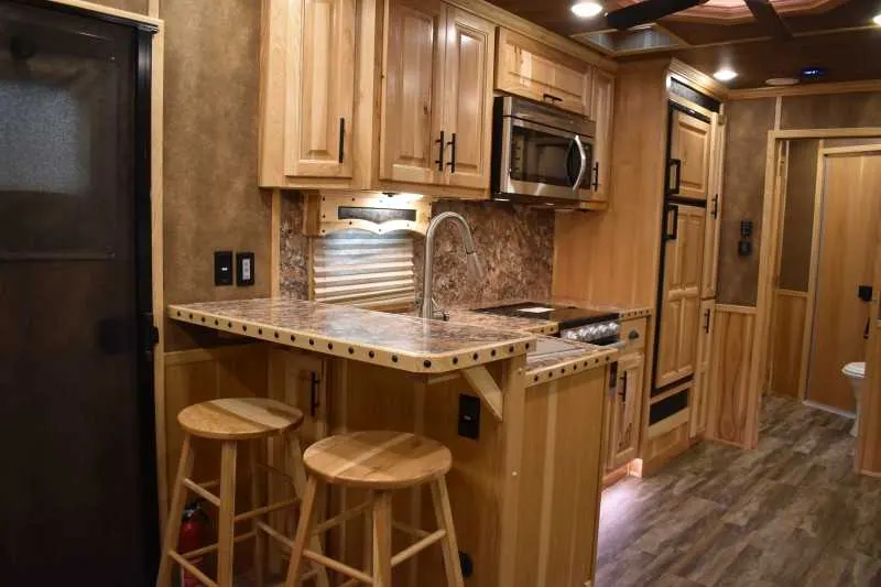 2021 Lakota Bighorn 8418GLQUG 4 Horse Trailer