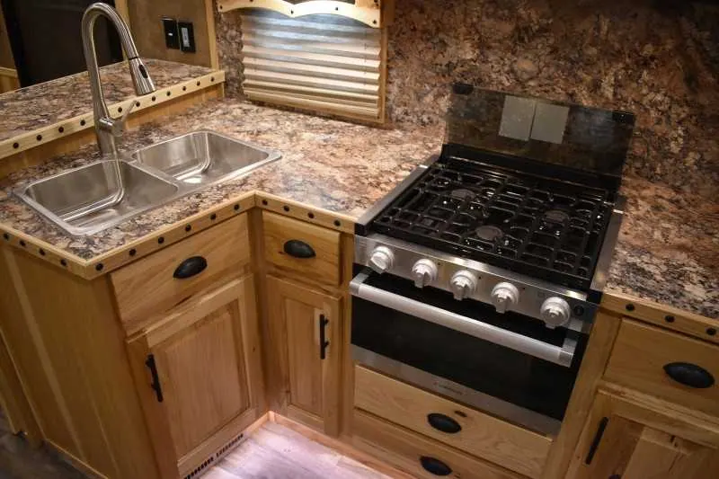 2021 Lakota Bighorn 8418GLQUG 4 Horse Trailer