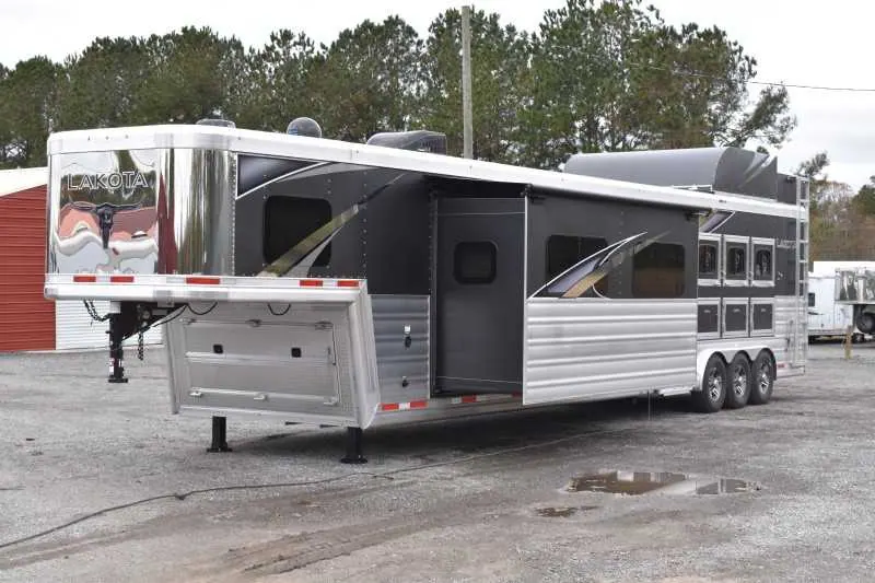 2021 Lakota Bighorn 8418GLQUG 4 Horse Trailer