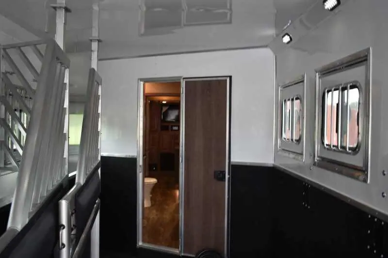 2021 Lakota BigHorn 8519TBB 5 Horse Trailer with 19' Short Wall
