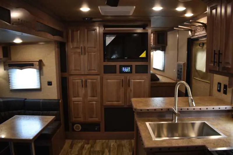 2021 Lakota BigHorn 8519TBB 5 Horse Trailer with 19' Short Wall