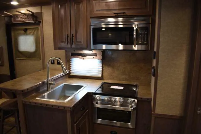 2021 Lakota BigHorn 8519TBB 5 Horse Trailer with 19' Short Wall