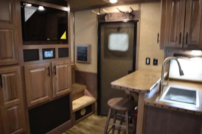 2021 Lakota BigHorn 8519TBB 5 Horse Trailer with 19' Short Wall