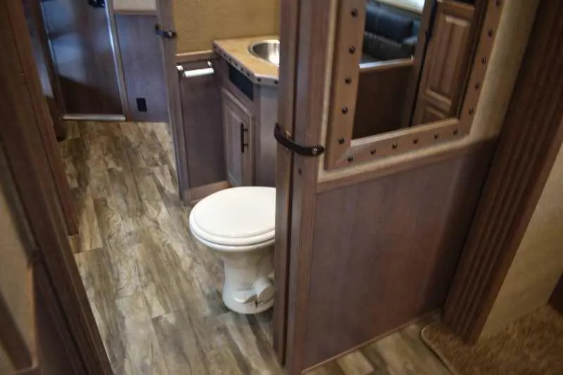 2021 Lakota BigHorn 8519TBB 5 Horse Trailer with 19' Short Wall