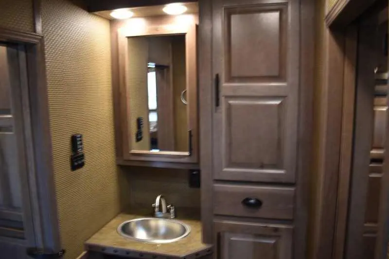 2021 Lakota BigHorn 8519TBB 5 Horse Trailer with 19' Short Wall