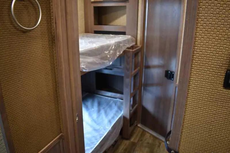 2021 Lakota BigHorn 8519TBB 5 Horse Trailer with 19' Short Wall