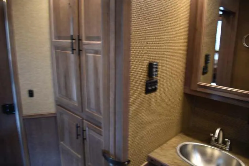 2021 Lakota BigHorn 8519TBB 5 Horse Trailer with 19' Short Wall