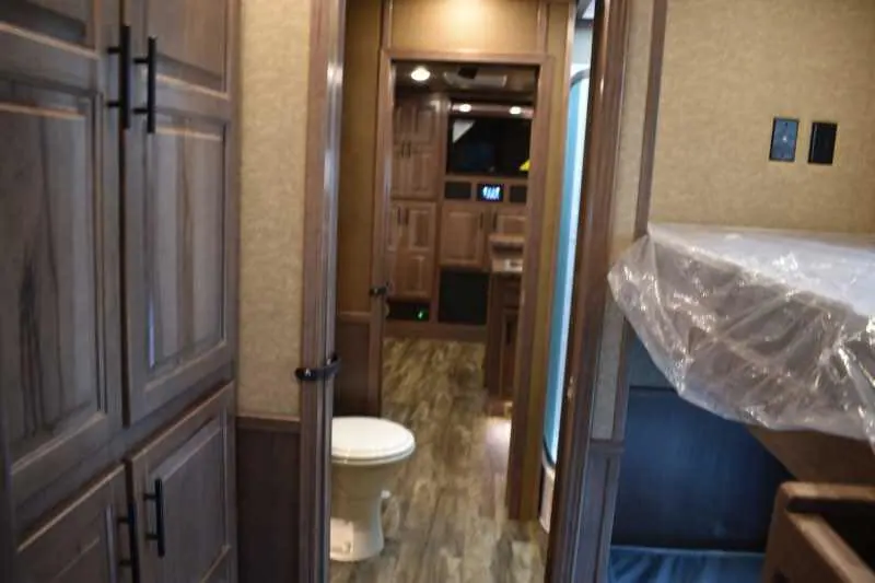 2021 Lakota BigHorn 8519TBB 5 Horse Trailer with 19' Short Wall