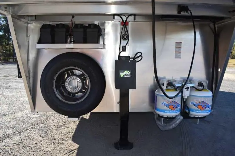 2022 Lakota Charger LQ 2 Horse Trailer with 9' Short Wall