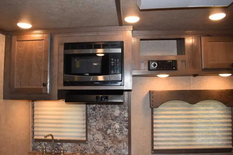 2022 Lakota Charger LQ 2 Horse Trailer with 9' Short Wall