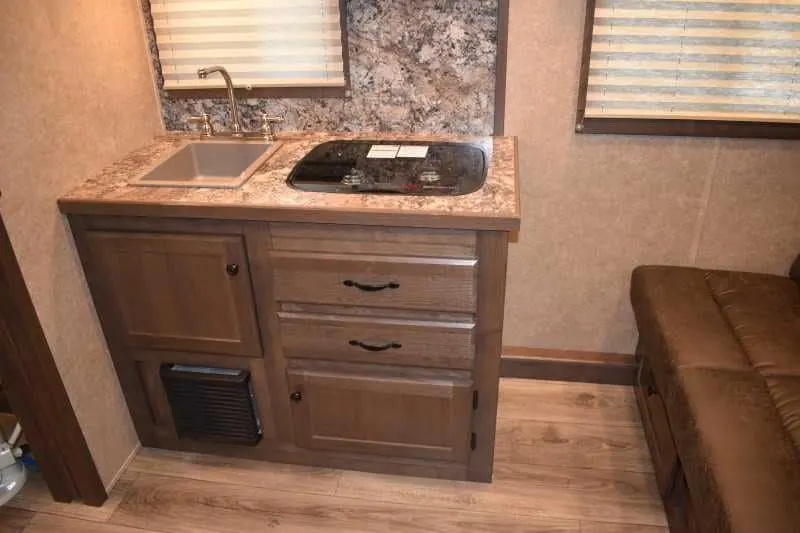 2022 Lakota Charger LQ 2 Horse Trailer with 9' Short Wall