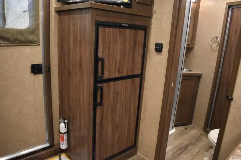 2022 Lakota Charger LQ 2 Horse Trailer with 9' Short Wall