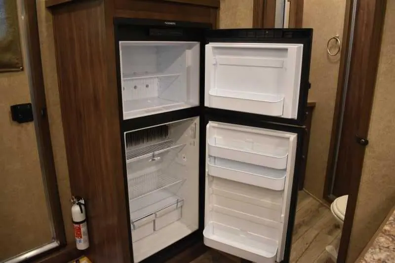2022 Lakota Charger LQ 2 Horse Trailer with 9' Short Wall