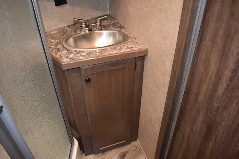 2022 Lakota Charger LQ 2 Horse Trailer with 9' Short Wall