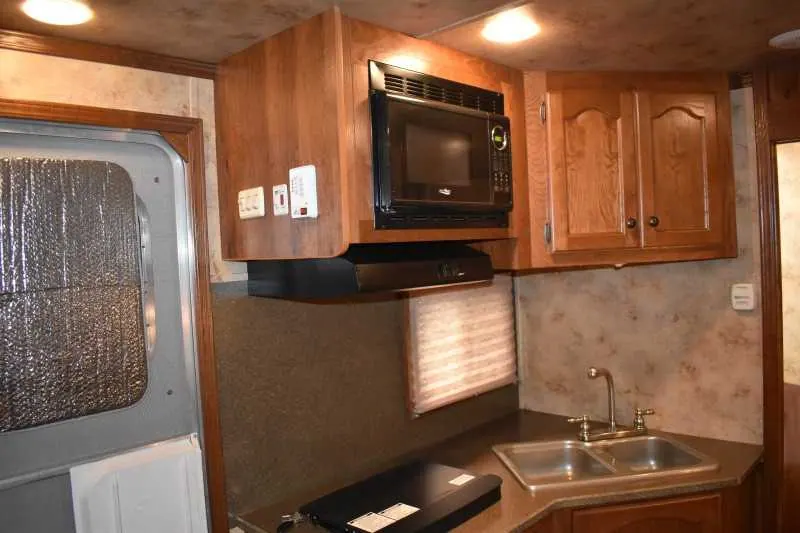 2013 Lakota Charger 8411LQ 4 Horse Trailer with 13' Short Wall