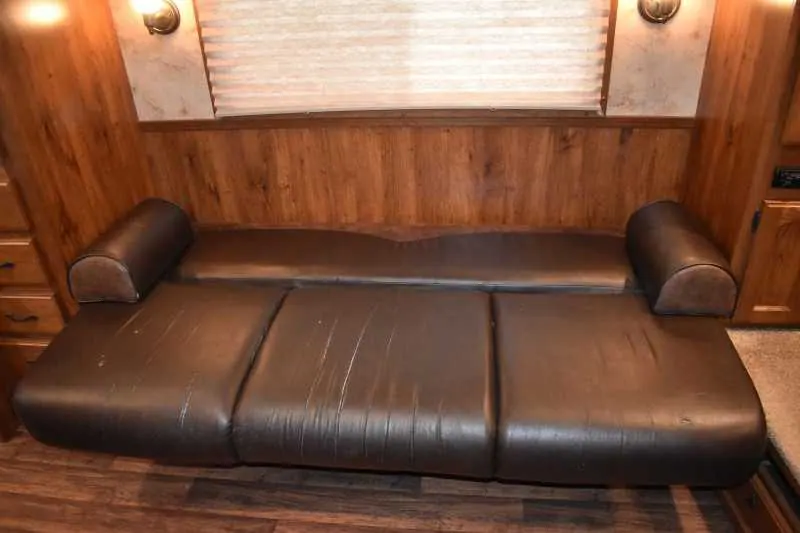 2013 Lakota Charger 8411LQ 4 Horse Trailer with 13' Short Wall