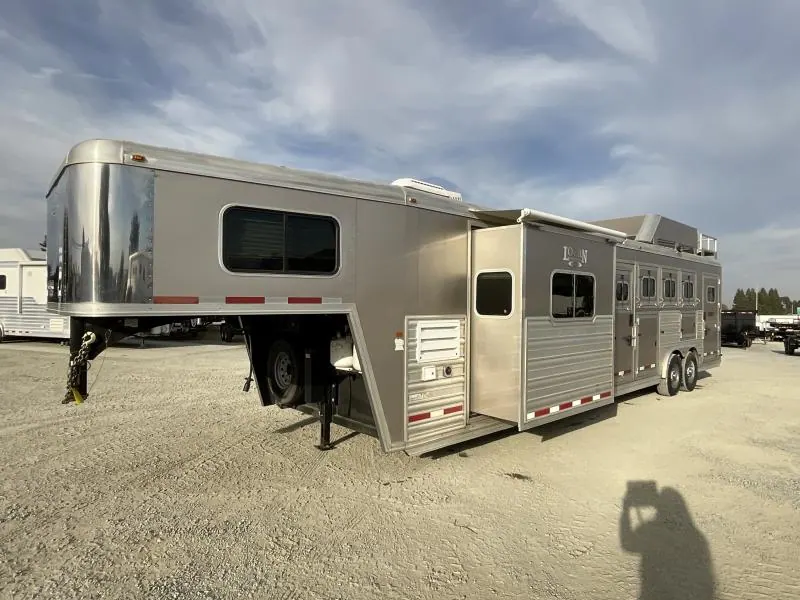 PRE-OWNED 2014 Logan Coach RAZ4GNHDLQ 40' 4 horse Razor GN Horse Trailer**WITH WALK IN CLOSET**