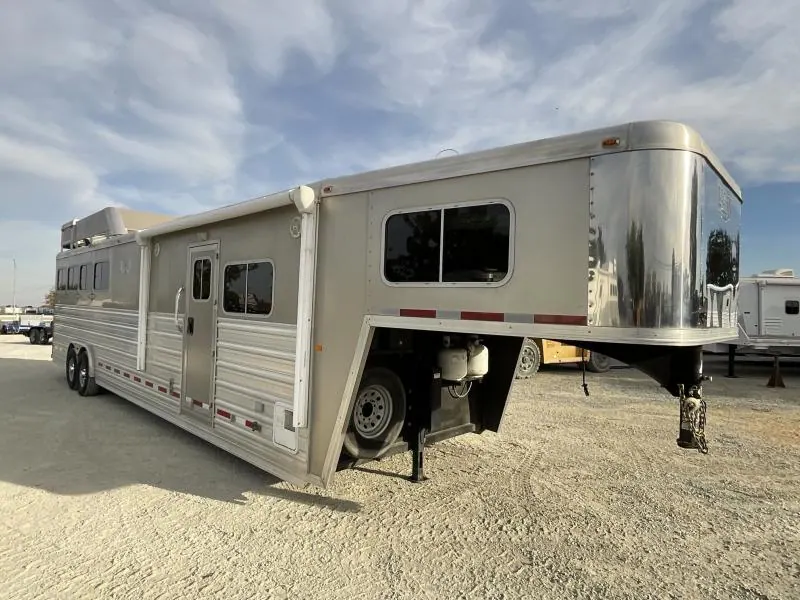 PRE-OWNED 2014 Logan Coach RAZ4GNHDLQ 40' 4 horse Razor GN Horse Trailer**WITH WALK IN CLOSET**