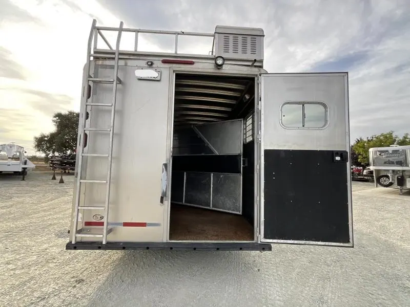PRE-OWNED 2014 Logan Coach RAZ4GNHDLQ 40' 4 horse Razor GN Horse Trailer**WITH WALK IN CLOSET**